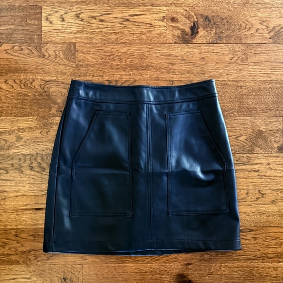 Loft Black Faux Leather shift Skirt Women’s Size 8 pockets zipper vegan - Picture 2 of 11